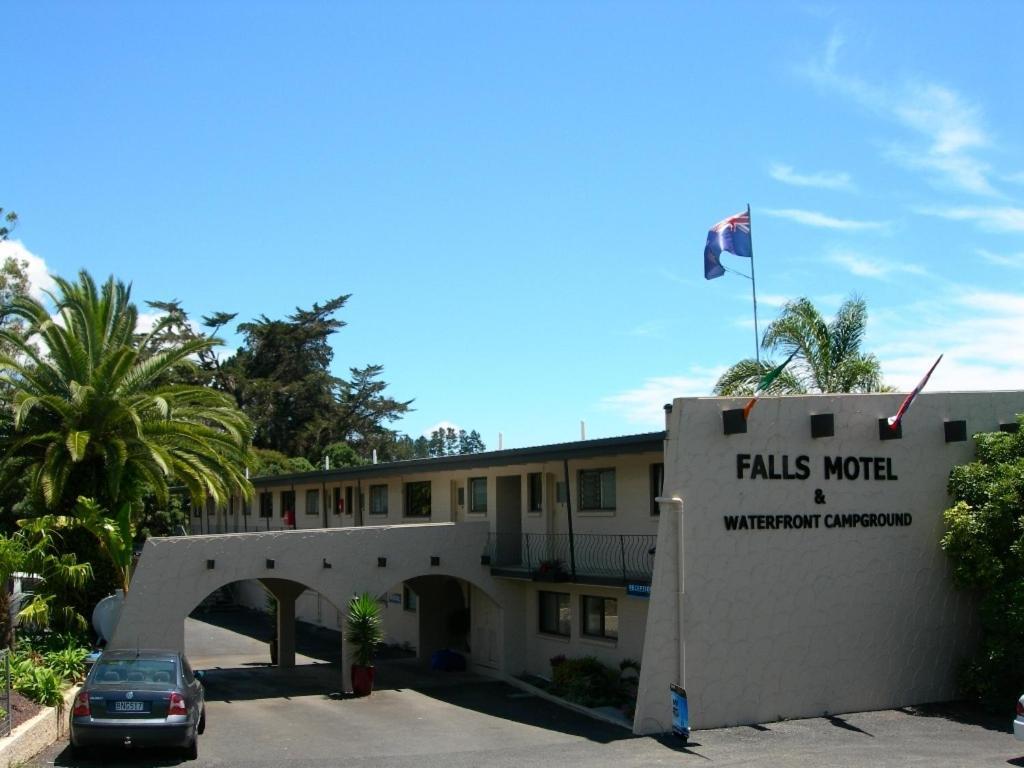Waterfalls Estate - Falls Motel & Waterfront Campground Пейхия Экстерьер фото